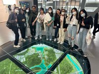 10.參觀「深圳市光明區的「城市規劃展覽館」時，同學們十步一停下，舉機拍下眼前精緻的模型，便可知道展覽有多精彩!