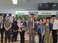 IMG 20230317 170007  本校李東青校長與家長交談，了解家長對學校的意見。