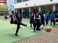 3 校長和同學積極投入古代「蹴鞠」活動。