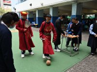 4 同學在操場試玩古代「蹴鞠」，感到十分有趣。