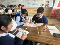 8 學生於工作坊中，專心致志地為油紙傘彩繪。